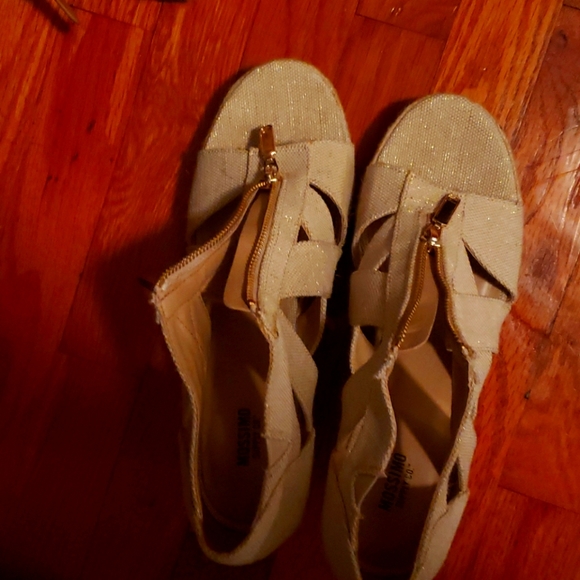 Mossimo - Picture 1 of 2